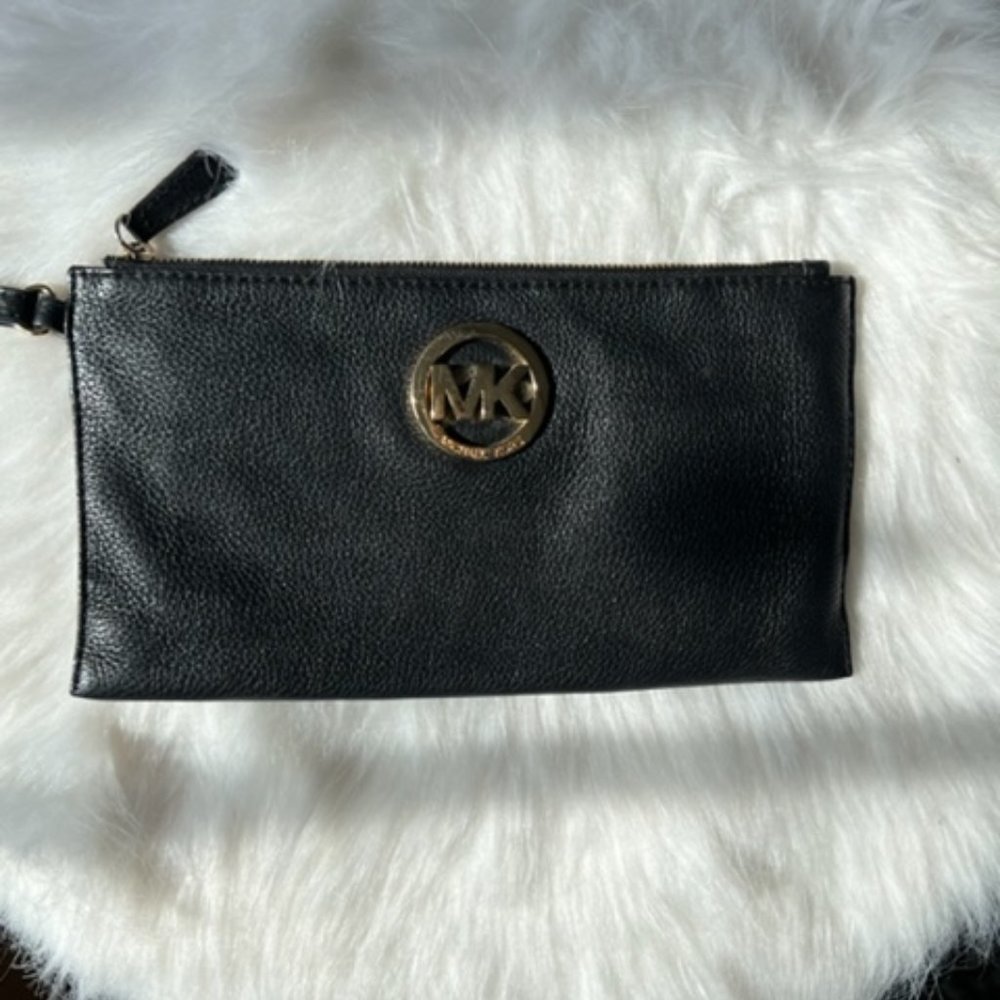 Stunning Michael Kors Wristlet